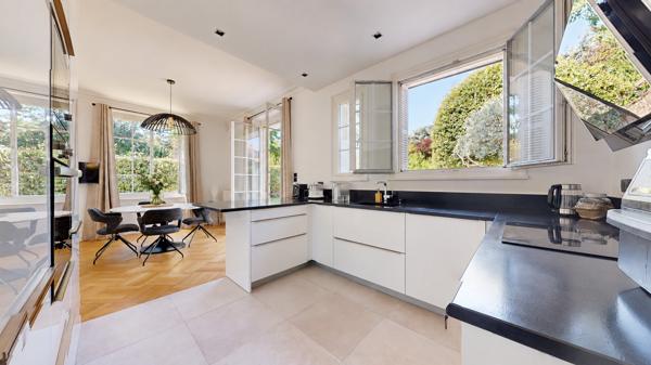 Maison
         6 pièces
        - 200 m² Bien prestige 1 150 000 € *