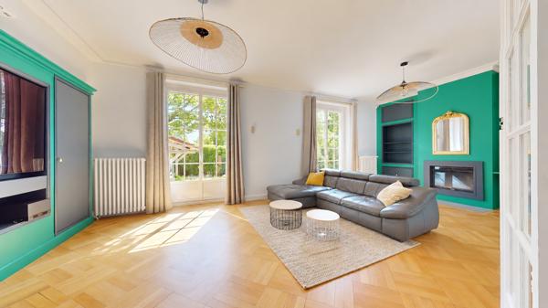 Maison
         6 pièces
        - 200 m² Bien prestige 1 150 000 € *
