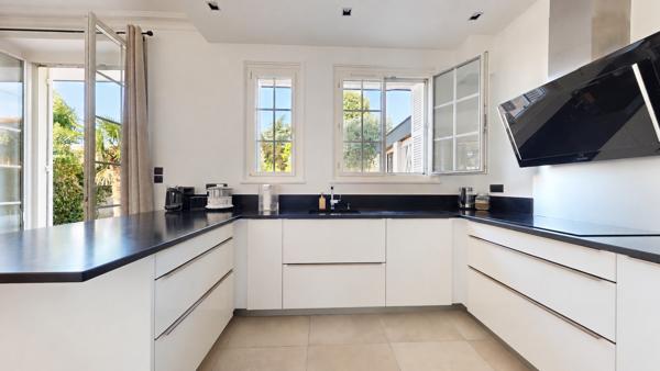 Maison
         6 pièces
        - 200 m² Bien prestige 1 150 000 € *