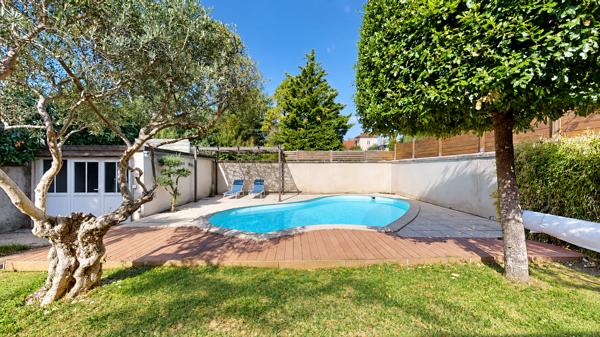 Maison
         6 pièces
        - 200 m² Bien prestige 1 150 000 € *