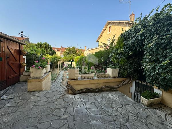 A VENDRE A PERIGUEUX MAISON DE VILLE AVEC JARDIN.