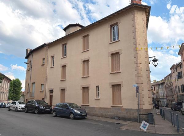 Centre ville Appartement 80 m² avec cave.
PRIX : 105 000 € .
Mickaël Grandpierre 07 86 12 52 67