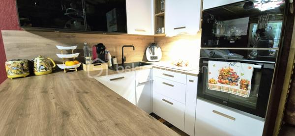 En exclusivité à Bormes-les-Mimosas 
Au sein d'une résidence  prisée et sécurisée BRISE MARINE ,découvrez ce T2 avec coin cabine RÉNOVÉ de 32.78m² Carrez , avec Loggia de 10m² complété d'un JARDIN privatif et d'un ANNEXE individuelle pour compléter le rangement.
L'emplacement est idéal pour y passer les vacances ou pour proposer à la location saisonnière.

DISTRIBUTION:
***Hall d'entrée***Pièce de vie avec cuisine US récente de qualité  ouvrant sur la terrasse et le jardin *** Un coin nuit avec accès sur l'extérieur également *** Une salle d'eau avec espace pour rangements et machine à laver/sèche linge *** Un coin cabine / dressing ou autre... *** Un WC indépendant.
L'extérieur distribue une terrasse ( aujourd'hui loggia amovible) et un bel espace jardin entièrement aménagé complété par un petit espace de rangement fermé.
Un cellier indépendant est un plus.

LES ATOUTS:
Accès indépendant
Rénovation récente: Cuisine aménagée et ilot // Climatisation // Parquet // sde rénovée // Cumulus extra plat récent // wc suspendus // Volets roulants électriques(dont 1 avec digicode) // électricité...
Jardin confortable pour profiter du soleil d'est sans vis à vis direct.
Le cellier qui permet du complément de stockage.

Un appartement de qualité prêt à vivre !