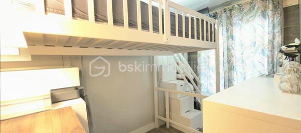 En exclusivité à Bormes-les-Mimosas 
Au sein d'une résidence  prisée et sécurisée BRISE MARINE ,découvrez ce T2 avec coin cabine RÉNOVÉ de 32.78m² Carrez , avec Loggia de 10m² complété d'un JARDIN privatif et d'un ANNEXE individuelle pour compléter le rangement.
L'emplacement est idéal pour y passer les vacances ou pour proposer à la location saisonnière.

DISTRIBUTION:
***Hall d'entrée***Pièce de vie avec cuisine US récente de qualité  ouvrant sur la terrasse et le jardin *** Un coin nuit avec accès sur l'extérieur également *** Une salle d'eau avec espace pour rangements et machine à laver/sèche linge *** Un coin cabine / dressing ou autre... *** Un WC indépendant.
L'extérieur distribue une terrasse ( aujourd'hui loggia amovible) et un bel espace jardin entièrement aménagé complété par un petit espace de rangement fermé.
Un cellier indépendant est un plus.

LES ATOUTS:
Accès indépendant
Rénovation récente: Cuisine aménagée et ilot // Climatisation // Parquet // sde rénovée // Cumulus extra plat récent // wc suspendus // Volets roulants électriques(dont 1 avec digicode) // électricité...
Jardin confortable pour profiter du soleil d'est sans vis à vis direct.
Le cellier qui permet du complément de stockage.

Un appartement de qualité prêt à vivre !