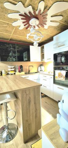 En exclusivité à Bormes-les-Mimosas 
Au sein d'une résidence  prisée et sécurisée BRISE MARINE ,découvrez ce T2 avec coin cabine RÉNOVÉ de 32.78m² Carrez , avec Loggia de 10m² complété d'un JARDIN privatif et d'un ANNEXE individuelle pour compléter le rangement.
L'emplacement est idéal pour y passer les vacances ou pour proposer à la location saisonnière.

DISTRIBUTION:
***Hall d'entrée***Pièce de vie avec cuisine US récente de qualité  ouvrant sur la terrasse et le jardin *** Un coin nuit avec accès sur l'extérieur également *** Une salle d'eau avec espace pour rangements et machine à laver/sèche linge *** Un coin cabine / dressing ou autre... *** Un WC indépendant.
L'extérieur distribue une terrasse ( aujourd'hui loggia amovible) et un bel espace jardin entièrement aménagé complété par un petit espace de rangement fermé.
Un cellier indépendant est un plus.

LES ATOUTS:
Accès indépendant
Rénovation récente: Cuisine aménagée et ilot // Climatisation // Parquet // sde rénovée // Cumulus extra plat récent // wc suspendus // Volets roulants électriques(dont 1 avec digicode) // électricité...
Jardin confortable pour profiter du soleil d'est sans vis à vis direct.
Le cellier qui permet du complément de stockage.

Un appartement de qualité prêt à vivre !