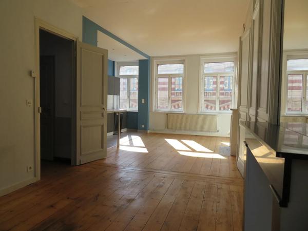 Situé rue d'Isly à LILLE, à proximité du métro Cormontaigne, je suis une maison de 120M² en très bon état comprenant…