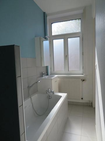Situé rue d'Isly à LILLE, à proximité du métro Cormontaigne, je suis une maison de 120M² en très bon état comprenant…