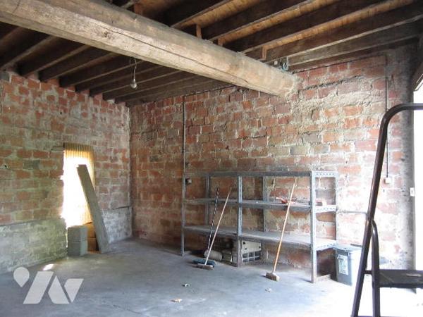 GARAGE avec mezzanine au-dessus possibilité d'aménagement en appartement.