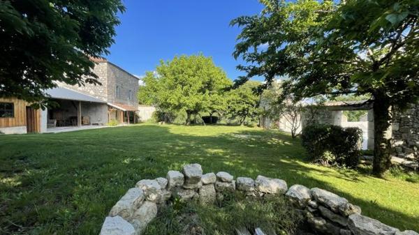Maison de standing en pierres - T5 - piscine