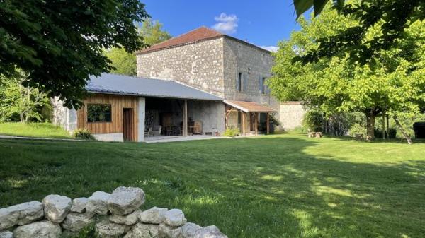 Maison de standing en pierres - T5 - piscine