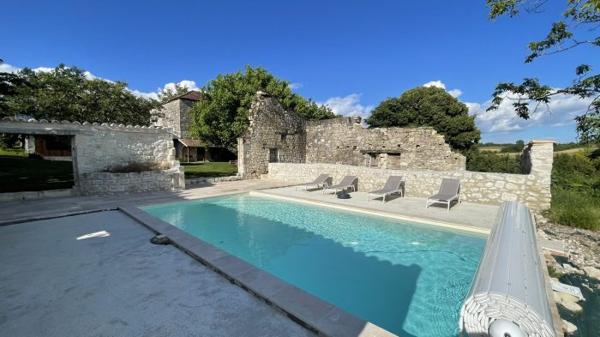 Maison de standing en pierres - T5 - piscine