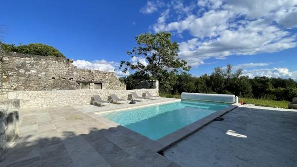 Maison de standing en pierres - T5 - piscine