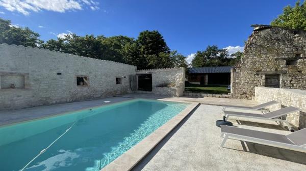 Maison de standing en pierres - T5 - piscine