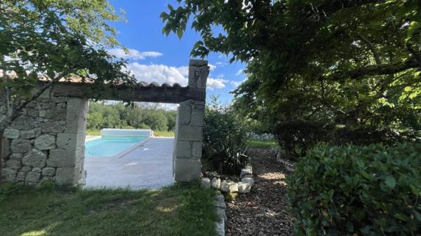 Maison de standing en pierres - T5 - piscine