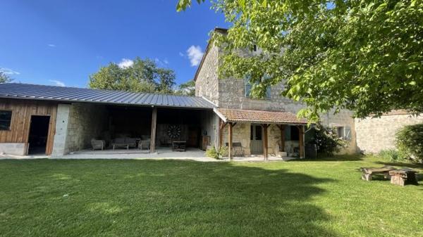Maison de standing en pierres - T5 - piscine