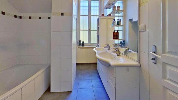 3 pièces de 88,90 m2 Carrez, jardin, cave et stationnement privatif en option.