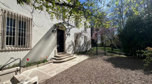 3 pièces de 88,90 m2 Carrez, jardin, cave et stationnement privatif en option.