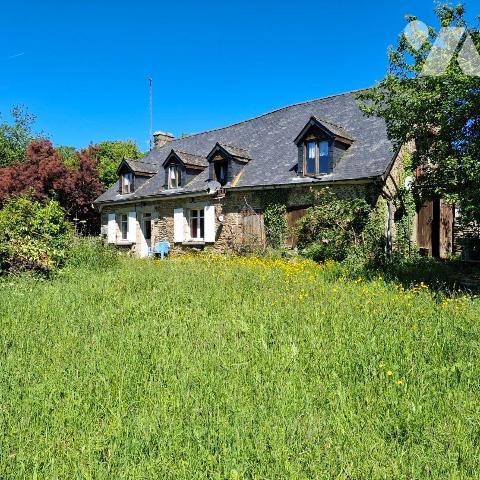 A VENDRE, une maison en pierre et couverture ardoise, d'une surface d'environ 137m², comprenant...