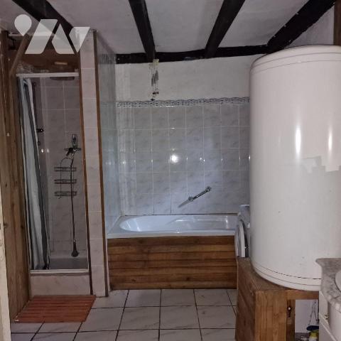 A VENDRE, une maison en pierre et couverture ardoise, d'une surface d'environ 137m², comprenant...