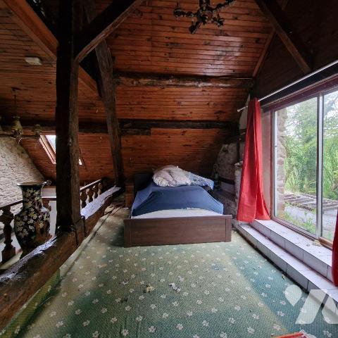 A VENDRE, une maison en pierre et couverture ardoise, d'une surface d'environ 137m², comprenant...