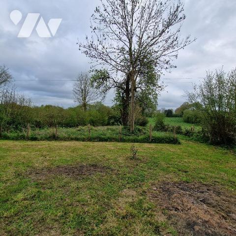 A VENDRE, une maison en pierre et couverture ardoise, d'une surface d'environ 137m², comprenant...