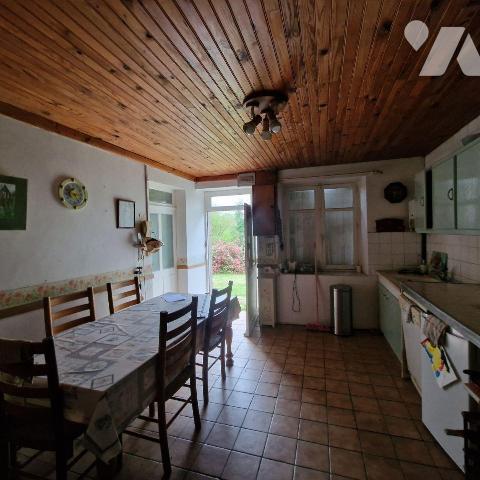 A VENDRE, une maison en pierre et couverture ardoise, d'une surface d'environ 137m², comprenant...