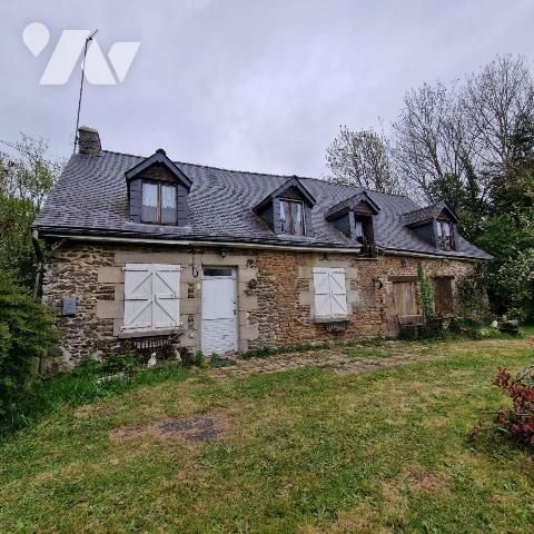 A VENDRE, une maison en pierre et couverture ardoise, d'une surface d'environ 137m², comprenant...