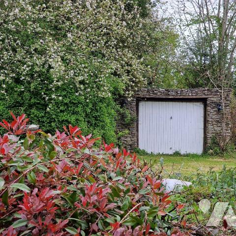 A VENDRE, une maison en pierre et couverture ardoise, d'une surface d'environ 137m², comprenant...