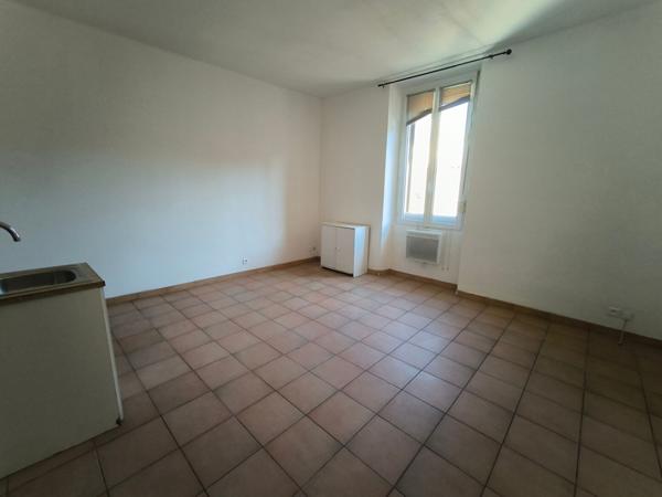 LEZIGNAN-CORBIERES - Appartement T2 à louer proche de toutes commodités