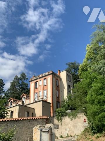 ST-JUST-ST-RAMBERT, appart158 m2 terrasse et usage d'un REZ DE JARDIN, grand garage PRIX : 155 000 €