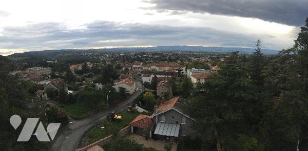 ST-JUST-ST-RAMBERT, appart158 m2 terrasse et usage d'un REZ DE JARDIN, grand garage PRIX : 155 000 €