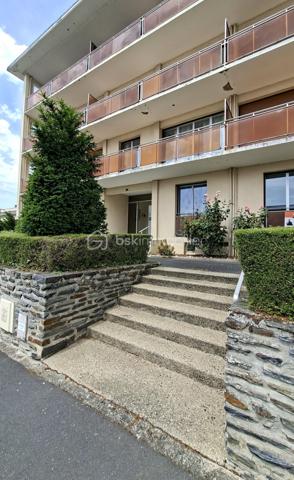 Situé entre le célèbre Haras national de ST LO et les Archives départementales de la Manche. 
Au 4ème et dernier étage d'une résidence sécurisée avec ascenseur, cet appartement de 35.52 m2 vous séduira par sa luminosité exceptionnelle et sa vue panoramique sur la ville de Saint-Lô. 
Il se compose d'une cuisine aménagée ouverte sur séjour, une chambre, salle d'eau/WC. 
Son agréable balcon constitue un véritable prolongement de l'espace de vie. 
Cave et stationnement privatif. 
Les compteurs d'eau et d'électricité (Linky) sont individuels. Interphone/digicode. 
Le chauffage est assuré par une installation collective au gaz avec gestionnaire individuel de consommation.