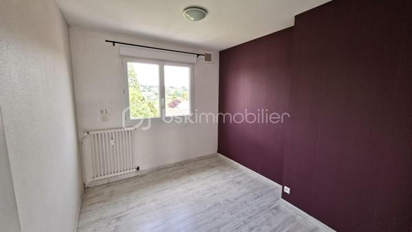 Situé entre le célèbre Haras national de ST LO et les Archives départementales de la Manche. 
Au 4ème et dernier étage d'une résidence sécurisée avec ascenseur, cet appartement de 35.52 m2 vous séduira par sa luminosité exceptionnelle et sa vue panoramique sur la ville de Saint-Lô. 
Il se compose d'une cuisine aménagée ouverte sur séjour, une chambre, salle d'eau/WC. 
Son agréable balcon constitue un véritable prolongement de l'espace de vie. 
Cave et stationnement privatif. 
Les compteurs d'eau et d'électricité (Linky) sont individuels. Interphone/digicode. 
Le chauffage est assuré par une installation collective au gaz avec gestionnaire individuel de consommation.