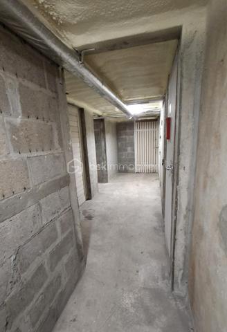 Situé entre le célèbre Haras national de ST LO et les Archives départementales de la Manche. 
Au 4ème et dernier étage d'une résidence sécurisée avec ascenseur, cet appartement de 35.52 m2 vous séduira par sa luminosité exceptionnelle et sa vue panoramique sur la ville de Saint-Lô. 
Il se compose d'une cuisine aménagée ouverte sur séjour, une chambre, salle d'eau/WC. 
Son agréable balcon constitue un véritable prolongement de l'espace de vie. 
Cave et stationnement privatif. 
Les compteurs d'eau et d'électricité (Linky) sont individuels. Interphone/digicode. 
Le chauffage est assuré par une installation collective au gaz avec gestionnaire individuel de consommation.