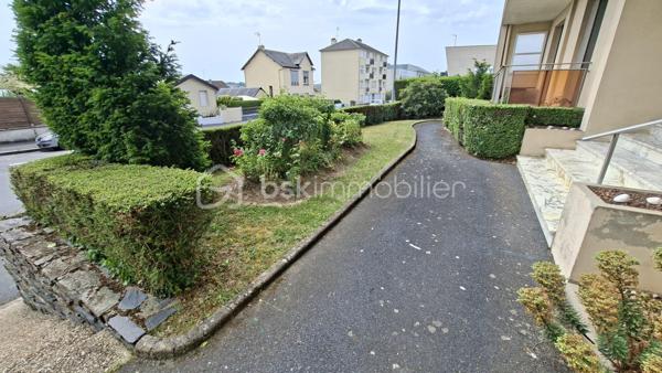 Situé entre le célèbre Haras national de ST LO et les Archives départementales de la Manche. 
Au 4ème et dernier étage d'une résidence sécurisée avec ascenseur, cet appartement de 35.52 m2 vous séduira par sa luminosité exceptionnelle et sa vue panoramique sur la ville de Saint-Lô. 
Il se compose d'une cuisine aménagée ouverte sur séjour, une chambre, salle d'eau/WC. 
Son agréable balcon constitue un véritable prolongement de l'espace de vie. 
Cave et stationnement privatif. 
Les compteurs d'eau et d'électricité (Linky) sont individuels. Interphone/digicode. 
Le chauffage est assuré par une installation collective au gaz avec gestionnaire individuel de consommation.