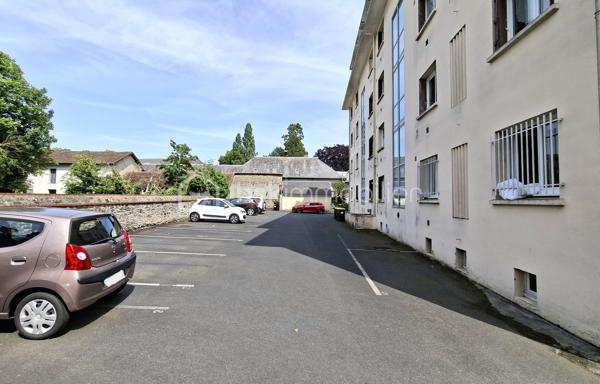 Situé entre le célèbre Haras national de ST LO et les Archives départementales de la Manche. 
Au 4ème et dernier étage d'une résidence sécurisée avec ascenseur, cet appartement de 35.52 m2 vous séduira par sa luminosité exceptionnelle et sa vue panoramique sur la ville de Saint-Lô. 
Il se compose d'une cuisine aménagée ouverte sur séjour, une chambre, salle d'eau/WC. 
Son agréable balcon constitue un véritable prolongement de l'espace de vie. 
Cave et stationnement privatif. 
Les compteurs d'eau et d'électricité (Linky) sont individuels. Interphone/digicode. 
Le chauffage est assuré par une installation collective au gaz avec gestionnaire individuel de consommation.