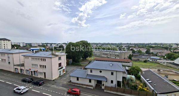 Situé entre le célèbre Haras national de ST LO et les Archives départementales de la Manche. 
Au 4ème et dernier étage d'une résidence sécurisée avec ascenseur, cet appartement de 35.52 m2 vous séduira par sa luminosité exceptionnelle et sa vue panoramique sur la ville de Saint-Lô. 
Il se compose d'une cuisine aménagée ouverte sur séjour, une chambre, salle d'eau/WC. 
Son agréable balcon constitue un véritable prolongement de l'espace de vie. 
Cave et stationnement privatif. 
Les compteurs d'eau et d'électricité (Linky) sont individuels. Interphone/digicode. 
Le chauffage est assuré par une installation collective au gaz avec gestionnaire individuel de consommation.