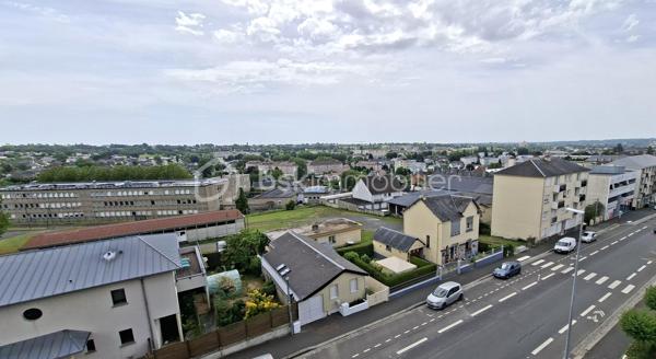Situé entre le célèbre Haras national de ST LO et les Archives départementales de la Manche. 
Au 4ème et dernier étage d'une résidence sécurisée avec ascenseur, cet appartement de 35.52 m2 vous séduira par sa luminosité exceptionnelle et sa vue panoramique sur la ville de Saint-Lô. 
Il se compose d'une cuisine aménagée ouverte sur séjour, une chambre, salle d'eau/WC. 
Son agréable balcon constitue un véritable prolongement de l'espace de vie. 
Cave et stationnement privatif. 
Les compteurs d'eau et d'électricité (Linky) sont individuels. Interphone/digicode. 
Le chauffage est assuré par une installation collective au gaz avec gestionnaire individuel de consommation.
