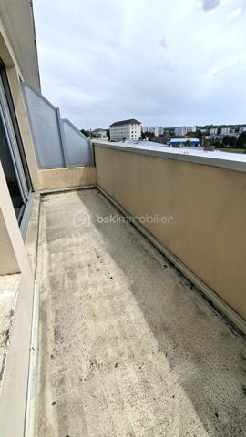 Situé entre le célèbre Haras national de ST LO et les Archives départementales de la Manche. 
Au 4ème et dernier étage d'une résidence sécurisée avec ascenseur, cet appartement de 35.52 m2 vous séduira par sa luminosité exceptionnelle et sa vue panoramique sur la ville de Saint-Lô. 
Il se compose d'une cuisine aménagée ouverte sur séjour, une chambre, salle d'eau/WC. 
Son agréable balcon constitue un véritable prolongement de l'espace de vie. 
Cave et stationnement privatif. 
Les compteurs d'eau et d'électricité (Linky) sont individuels. Interphone/digicode. 
Le chauffage est assuré par une installation collective au gaz avec gestionnaire individuel de consommation.