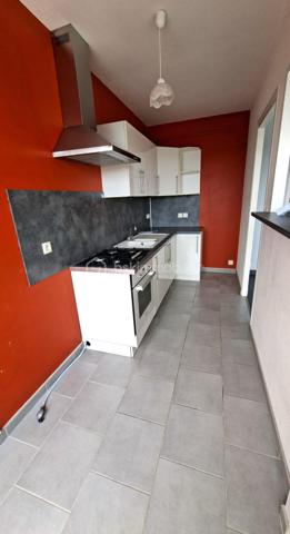 Situé entre le célèbre Haras national de ST LO et les Archives départementales de la Manche. 
Au 4ème et dernier étage d'une résidence sécurisée avec ascenseur, cet appartement de 35.52 m2 vous séduira par sa luminosité exceptionnelle et sa vue panoramique sur la ville de Saint-Lô. 
Il se compose d'une cuisine aménagée ouverte sur séjour, une chambre, salle d'eau/WC. 
Son agréable balcon constitue un véritable prolongement de l'espace de vie. 
Cave et stationnement privatif. 
Les compteurs d'eau et d'électricité (Linky) sont individuels. Interphone/digicode. 
Le chauffage est assuré par une installation collective au gaz avec gestionnaire individuel de consommation.