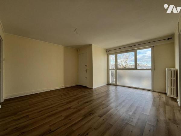 En plein centre de Tinqueux et à proximité immédiate de tous les commerces, découvrez cet appar...