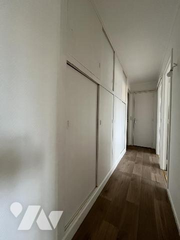 En plein centre de Tinqueux et à proximité immédiate de tous les commerces, découvrez cet appar...