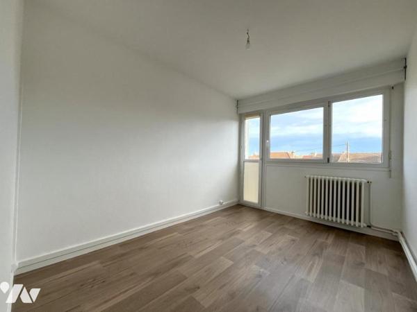 En plein centre de Tinqueux et à proximité immédiate de tous les commerces, découvrez cet appar...