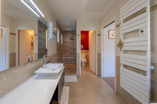 Maison contemporaine 201m² avec piscine et garage