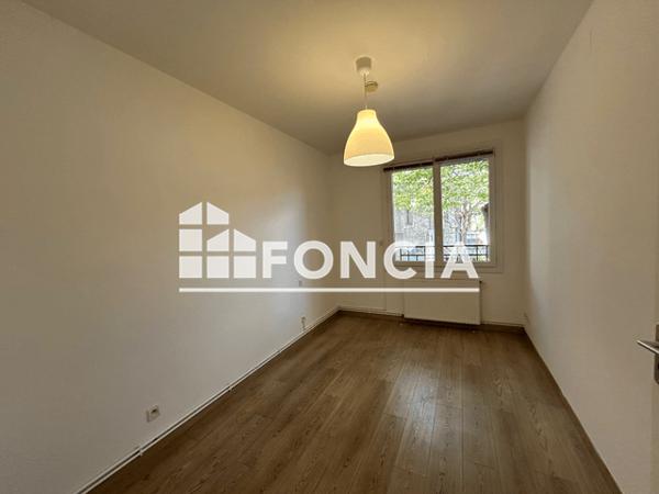 Location Appartement 2 pièces 31.14 m² - 11 PLACE DE L'EGLISE Nimes 30000