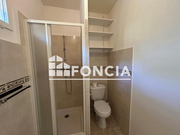 Location Appartement 2 pièces 31.14 m² - 11 PLACE DE L'EGLISE Nimes 30000