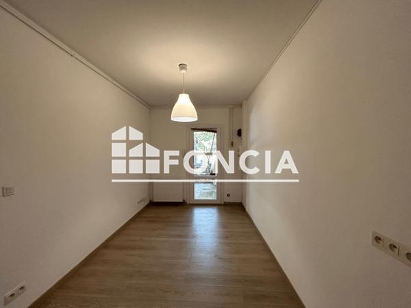 Location Appartement 2 pièces 31.14 m² - 11 PLACE DE L'EGLISE Nimes 30000