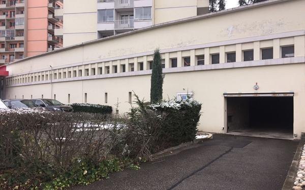 Stationnement à louer    Saint-Étienne