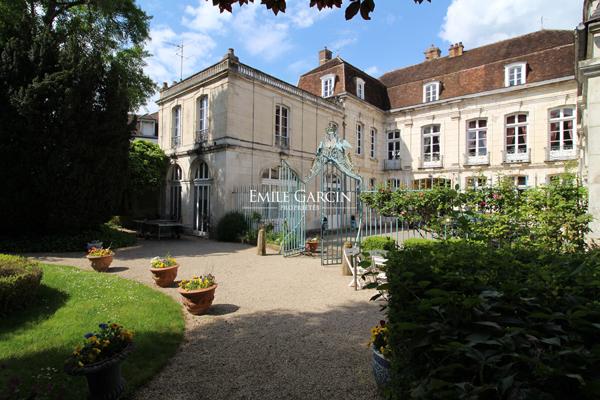 A vendre - Auxerre  89- Hôtel particulier classé Monument Historique 1200m2 parc et piscine-