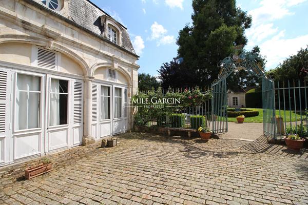 A vendre - Auxerre  89- Hôtel particulier classé Monument Historique 1200m2 parc et piscine-